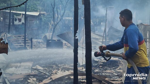 Incêndio na Favela do Mandela destruiu mais de 10 barracos e deixou uma pessoa inconsciente (vídeo)