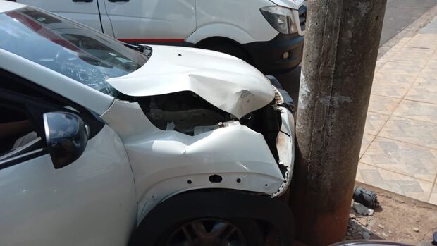 Câmera flagra motorista atingindo poste após passar mal no Santo Eugênio (vídeo)