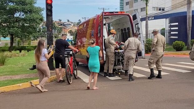 Ciclista 'fura sinal' e é atropelado por carro na Afonso Pena (vídeo)