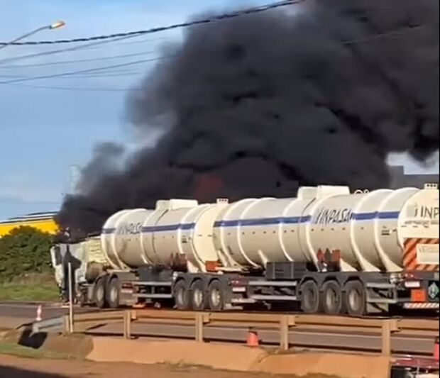 Motorista pula de caminhão em chamas após engavetamento em Campo Grande (vídeo)