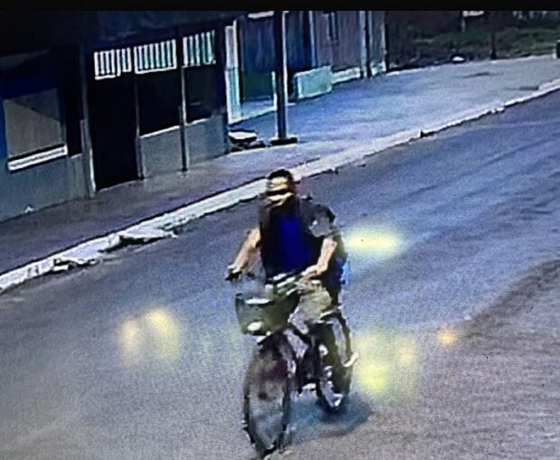 Ciclista rouba celular de mulher e câmera flagra ação em Coxim 