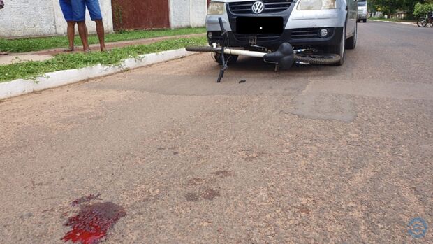Ciclista na contramão atropela carro e escapa de esmagamento em Coxim