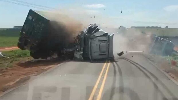 Motorista grava acidente entre caminhões na BR-376, no Paraná (vídeo)
