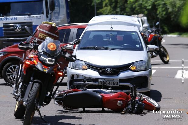 Batida entre carro e moto deixa mulher ferida no Jardim Polonês (vídeo)