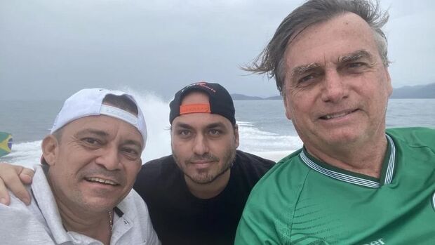 NA LATA: 'Machões!' Família Bolsonaro foge de barco de operação da PF