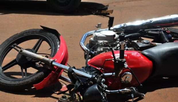 Motociclista sofre acidente a caminho do hospital para transferir filho internado