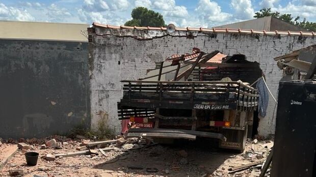 Freio falha e caminhão invade duas casas em Coxim