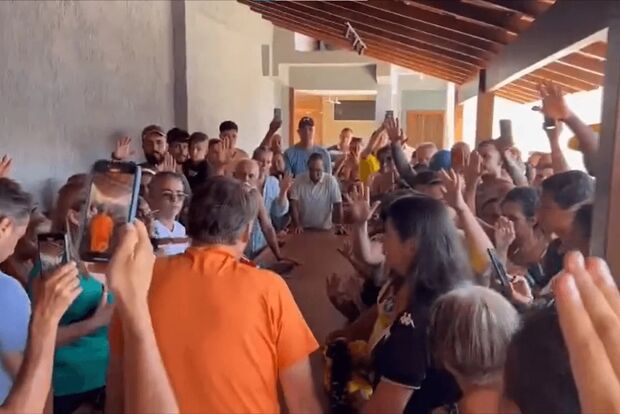 Bolsonaro mostra apoiadores orando por ele em "momento difícil"