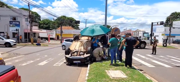 Motorista capota em acidente com semáforo intermitente na Júlio de Castilho (vídeo)