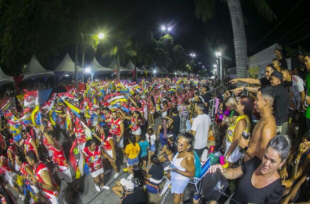Desfile dos blocos oficiais leva alegria e homenagens para a Passarela do Samba