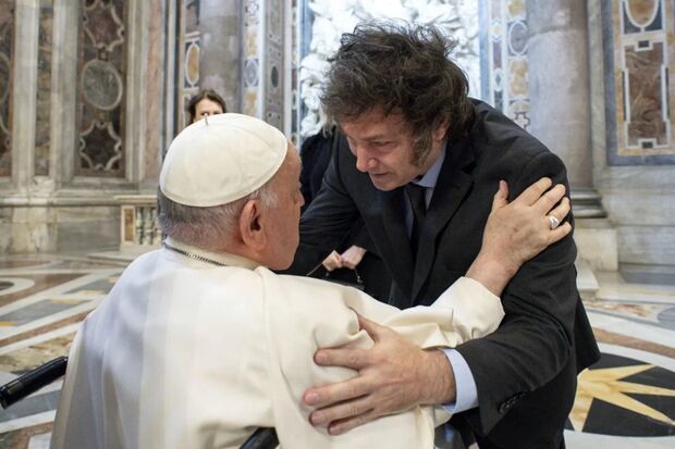 Após chamar papa de "nefasto", Milei abraça Francisco em canonização