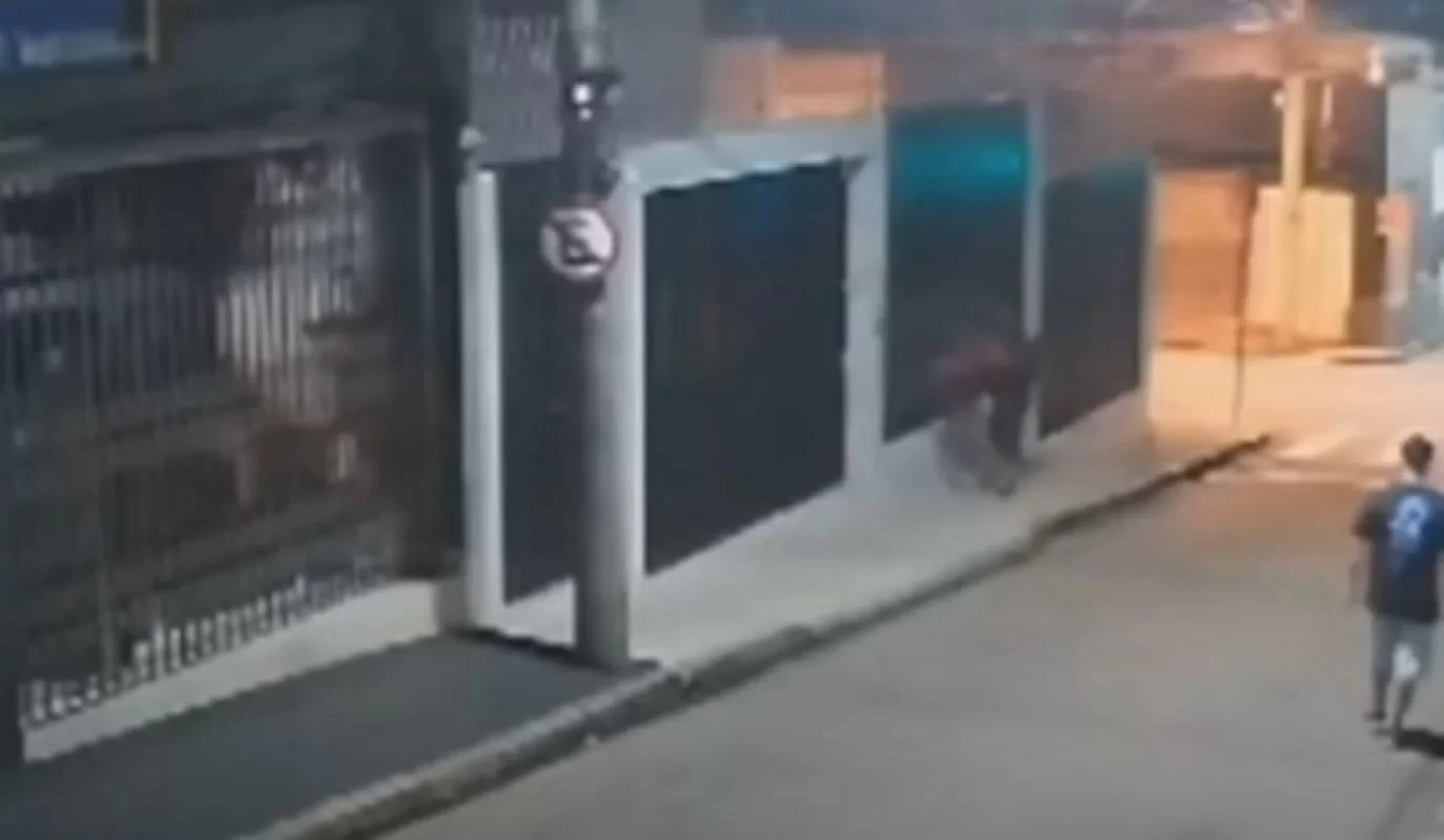 Ladrão é preso após roubar vítima com 'voadora' em São Paulo (vídeo)