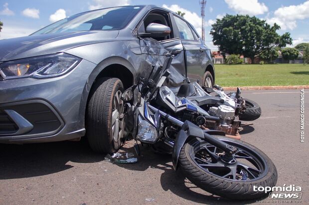 Motociclista 'entra' em carro, quebra a cara e perde dente na João Arinos