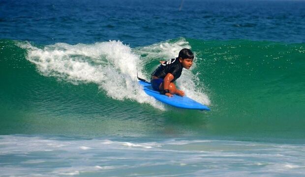 Menino que encantou Medina disputa Mundial de surfe adaptado nos EUA