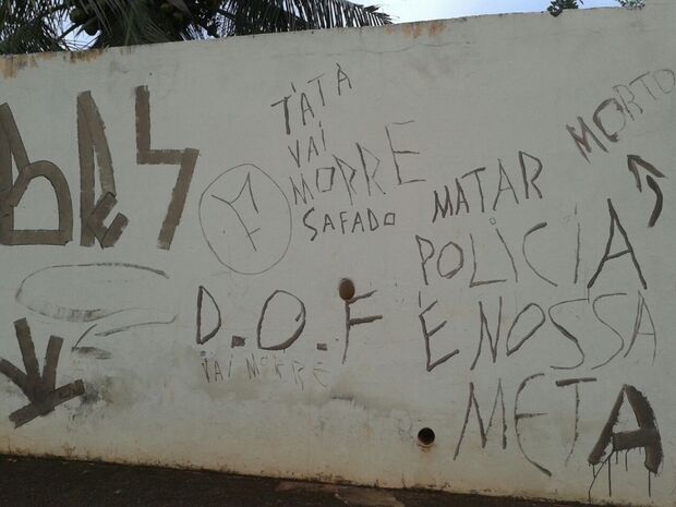 Muros são pichados com ameaças a policiais no Jardim Botafogo