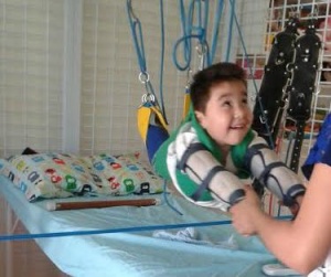 Família pede ajuda para continuar tratamento de criança contra paralisia