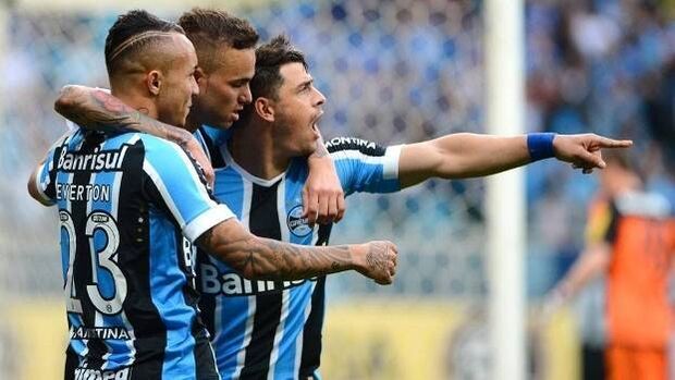 Grêmio vence o Fla com gols de Everton e Bobô