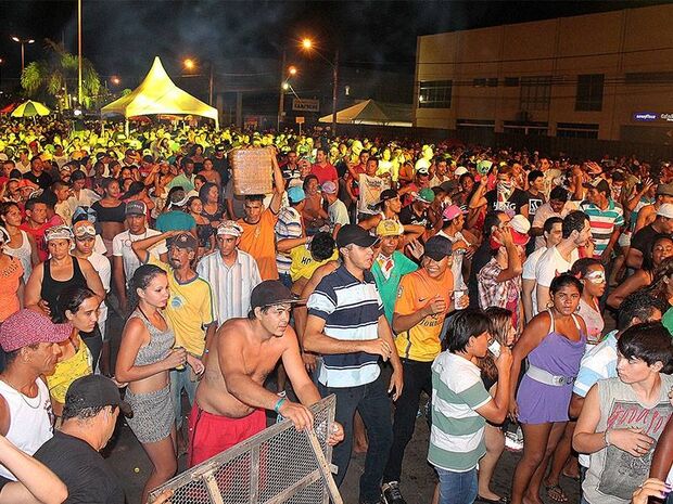 Travesti Se Empolga No Carnaval E Fica Nua Na Avenid