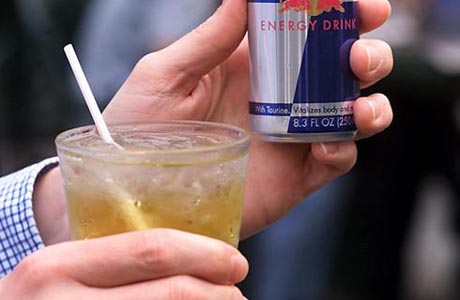 Bebida alcoólica com energético pode elevar pressão e levar à morte, avisam médicos