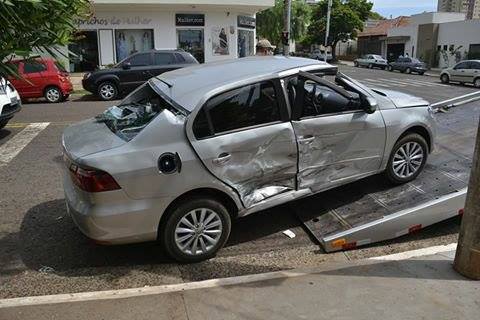 Veículo tomba, após colidir com BMW na Abrão Julio Rahe
