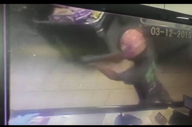 Veja o vídeo: dupla tenta assaltar mercado e um acaba morto por policial 