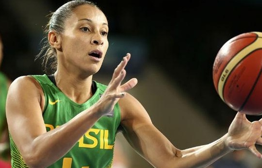 Adrianinha volta à seleção de basquete para evento-teste da Rio 2016