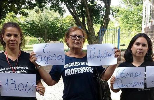 Vestindo preto, professores retomam protestos por reajuste salarial