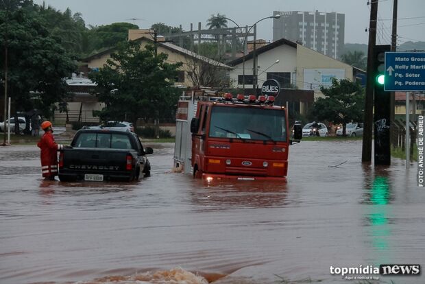 Chuva causa transtornos e deixa motoristas ilhados na Capital