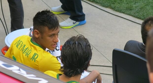 Neymar diz que não quer acostumar com o banco: “Meu negócio é jogar”