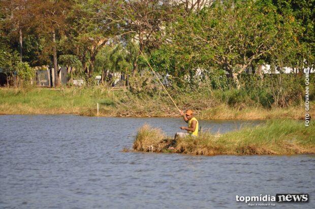 Em Campo Grande, moradores pescam em lagoa urbana e cobram segurança