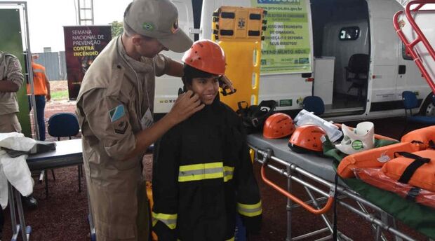 Bombeiros ensinam população a combater incêndios na Caravana da Saúde