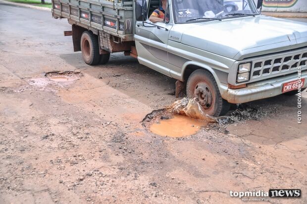 Buracos no asfalto intensificam problemas no trânsito e aumentam prejuízos