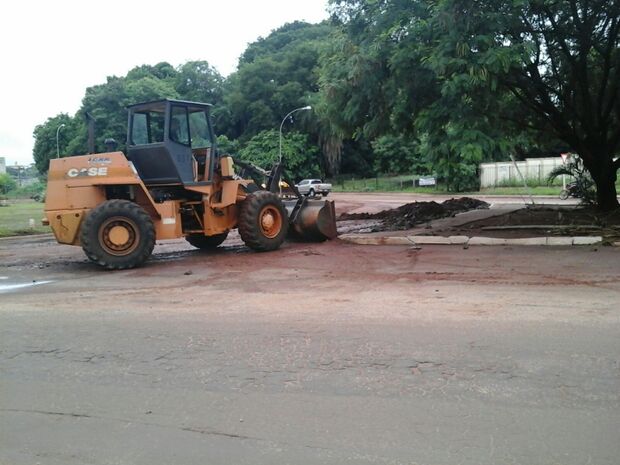 Após chuva, máquinas retiram lama e pedras de vias da Capital 