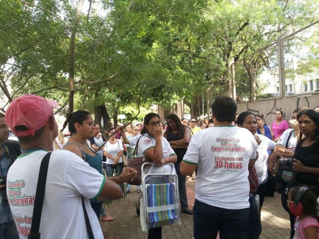 Mais de 100 servidores protestam contra reajuste oferecido por município