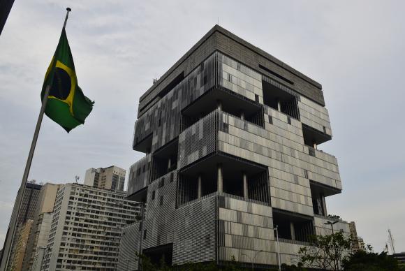 Petrobras tenta negociar com petroleiros em greve