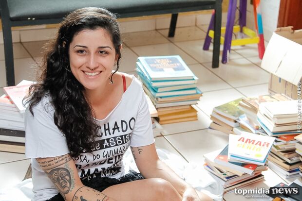 ‘Devoradora de livros', jovem realiza sonho e abre biblioteca comunitária