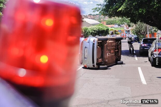 Condutora tomba veículo ao colidir em carro estacionado na Rua Amazonas