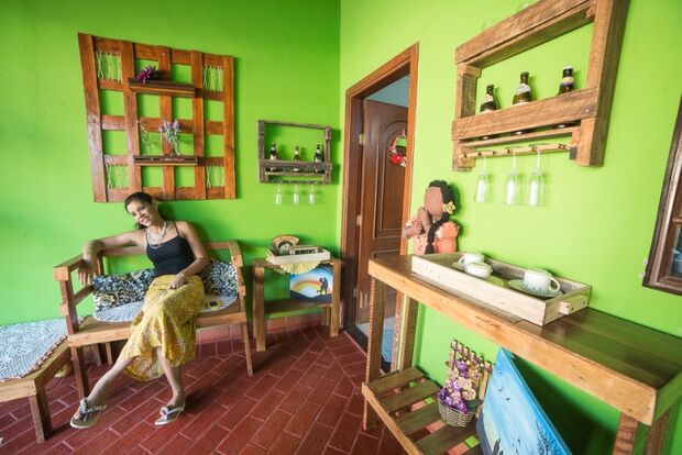Artista realiza mostra de garagem com móveis de madeira exclusivos