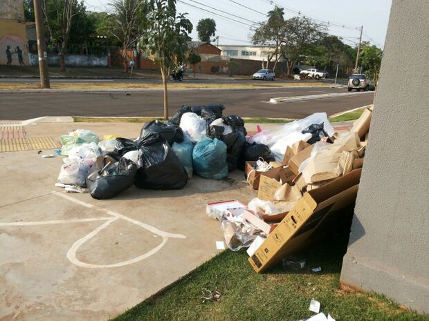 Com feriado e greve, lixo se espalha há cinco dias em bairros da Capital
