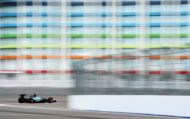 Rosberg domina Hamilton e conquista pole na Rússia