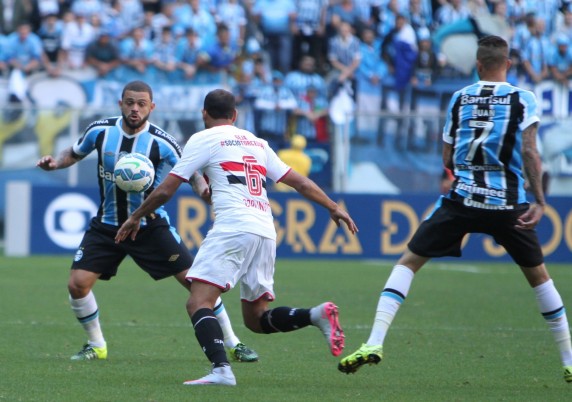 São Paulo derruba último invicto em casa, vence o Grêmio e pressiona G-4  