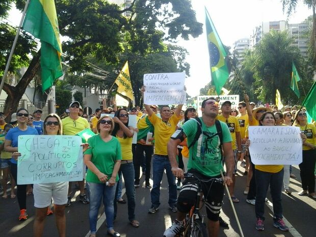 Protesto contra presidente Dilma reúne mil pessoas em Campo Grande