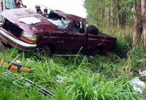 Mulher perde controle, carro capota e mãe morre em acidente na MS-473