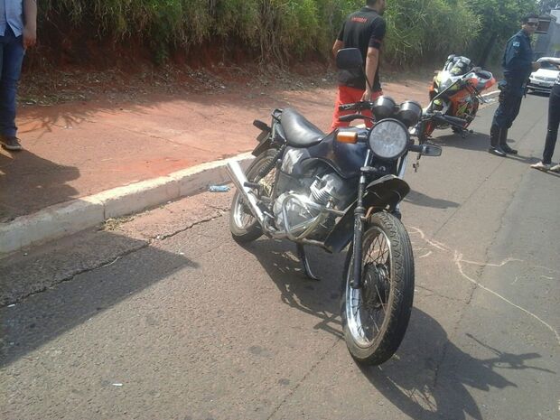 Motociclista “voa” após bater em traseira de carro na Costa e Silva 