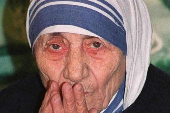 Papa aprova canonização de madre Teresa de Calcutá