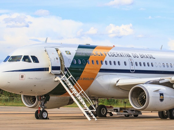 Avião presidencial aterrissa em Dourados com equipe de segurança