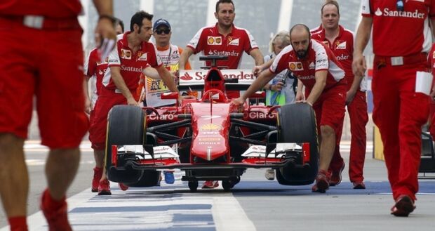 Vettel faz primeira pole na Ferrari e impede Hamilton de igualar Senna
