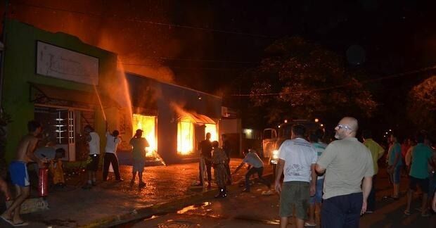 Incêndio destrói pizzaria e  assusta turistas em Bonito 