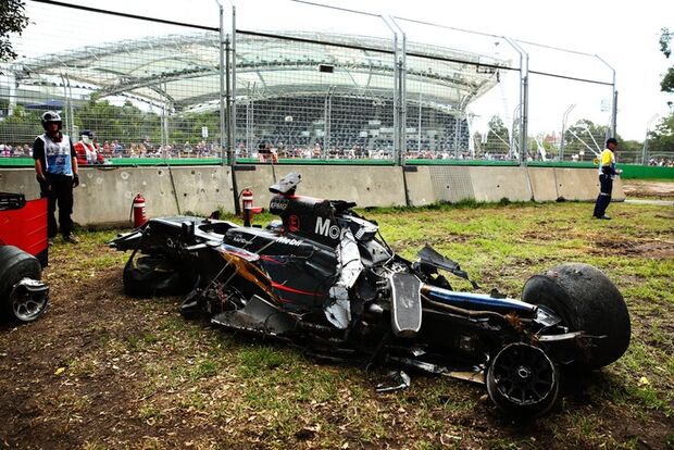 Alonso destrói McLaren em acidente cinematográfico: 'Gastei uma vida'