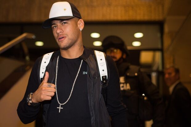Neymar e mais 10 chegam a Quito para a estreia de Tite pela Seleção